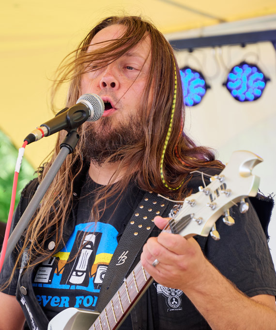 Fischi an der Rhythmusgitarre bei KIZZRock – Rockmusik für Kinder