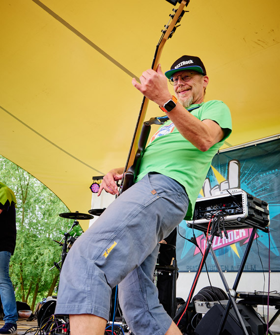 Erni am Bass bei KIZZRock – Rock & Metal für Kinder live