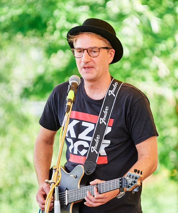 FliFi an der Lead-Gitarre bei KIZZRock, Metalband für Kinder